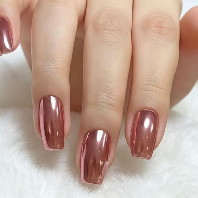 Nueva uña con efecto espejo metálico en oro rosa