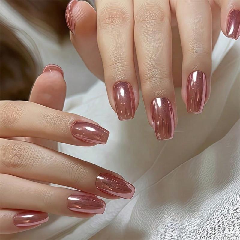 Nueva uña con efecto espejo metálico en oro rosa